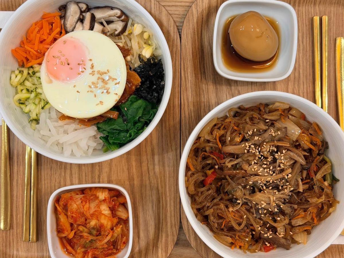 《拌伴(BANBAN)健康韓食》將韓式拌飯設計成健康便當形式,適合想吃得清爽又保有風味的外食族