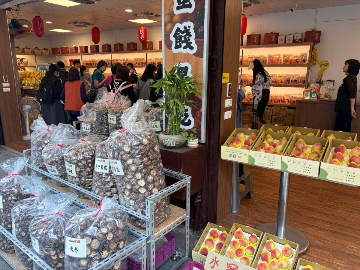 大溪老街周邊特產店集結豆干、香菇與山產乾貨,方便旅客一次選購特色伴手禮