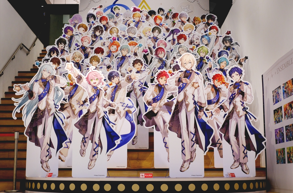 《偶像夢幻祭2》「聚光舞台主題快閃店」今日於台中正式開幕,吸引大批粉絲到場,現場排隊人潮絡繹不絕。