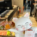 肉片刷上自製烤醬再經直火烤製 台中便當店從主菜到米飯打造烤肉飯特色