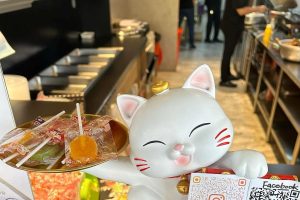 肉片刷上自製烤醬再經直火烤製 台中便當店從主菜到米飯打造烤肉飯特色