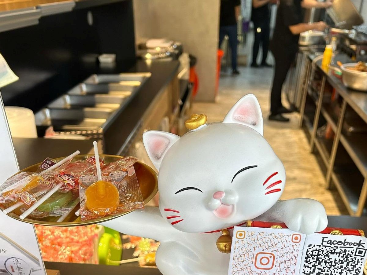 肉片刷上自製烤醬再經直火烤製 台中便當店從主菜到米飯打造烤肉飯特色