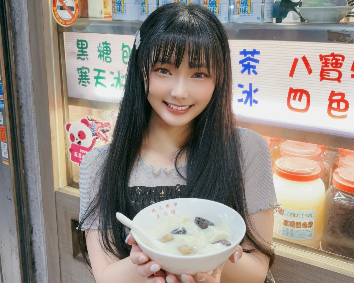 臺北市市場處特別邀請駐唱歌手「豆斗」擔任美食領路達人,帶領民眾深入充滿生活氣息的延三夜市。圖/臺北市市場處提供