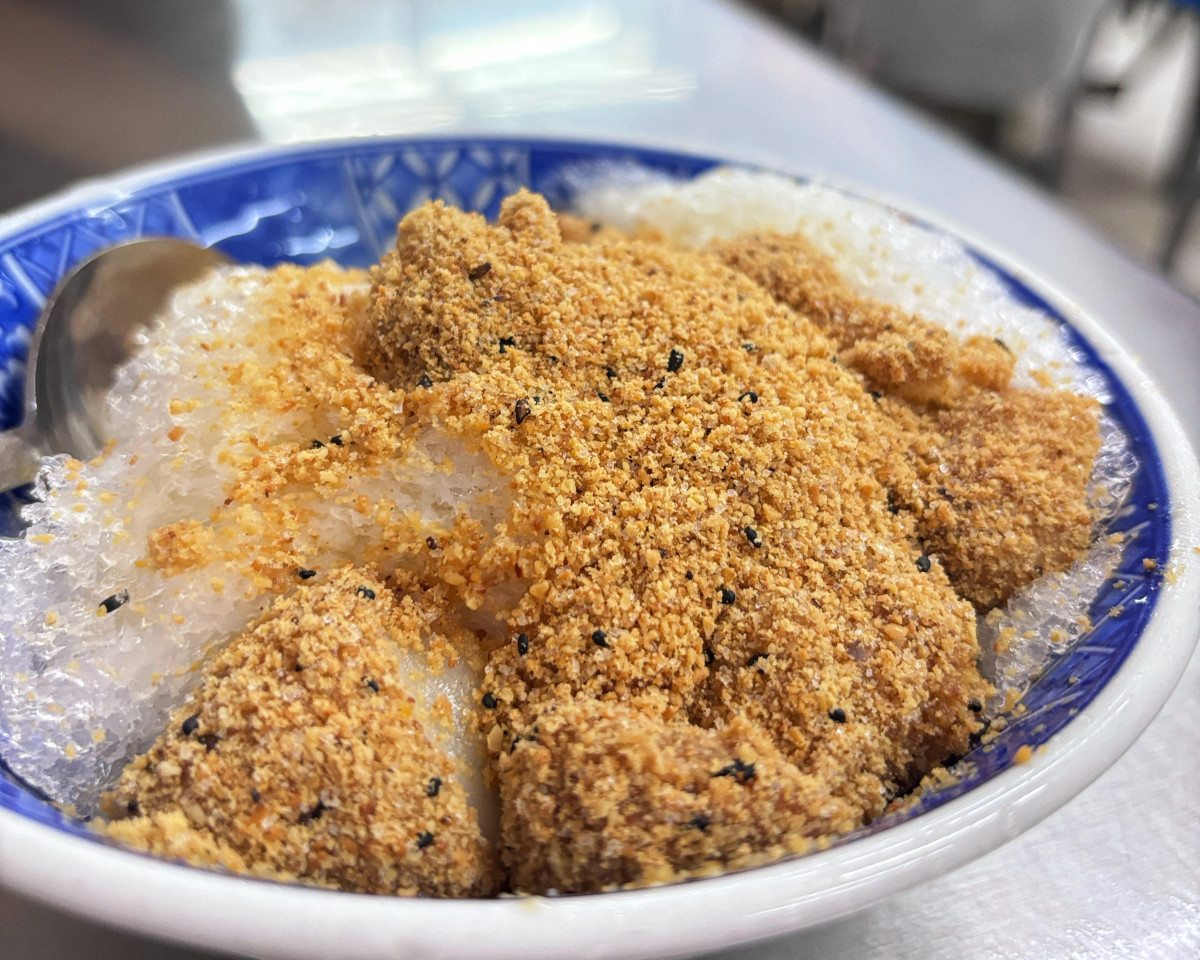 臺北市市場處特別邀請駐唱歌手「豆斗」擔任美食領路達人,帶領民眾深入充滿生活氣息的延三夜市。圖/臺北市市場處提供