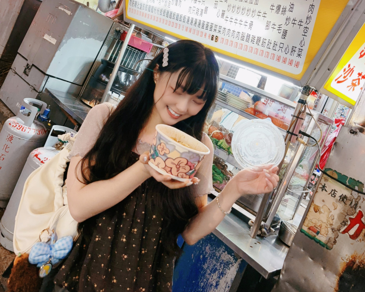 臺北市市場處特別邀請駐唱歌手「豆斗」擔任美食領路達人,帶領民眾深入充滿生活氣息的延三夜市。圖/臺北市市場處提供