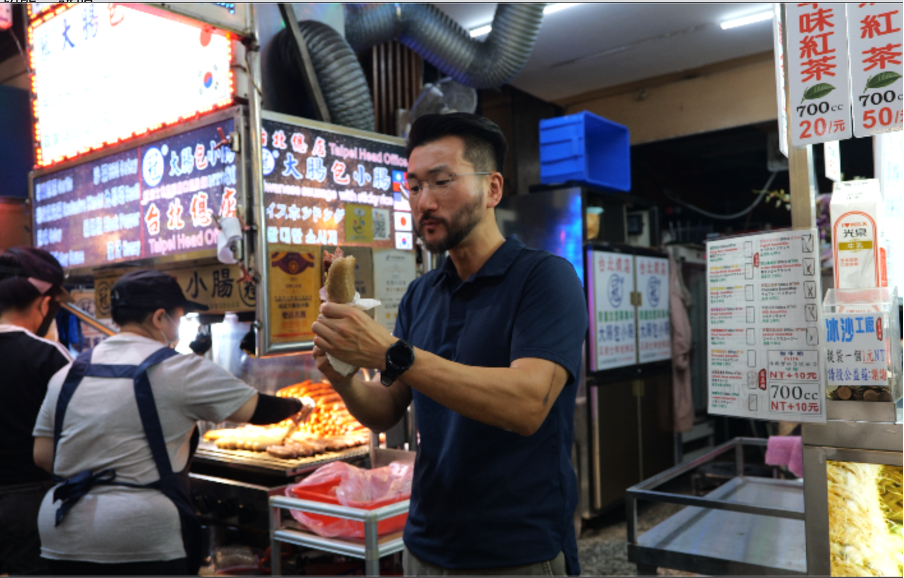 Klook韓國總經理走訪士林夜市 大讚夜市是認識台灣最好的起點。圖臺北市市場處提供 