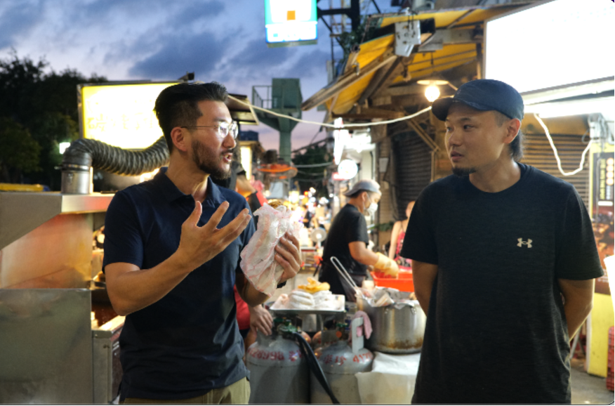 Klook韓國總經理走訪士林夜市 大讚夜市是認識台灣最好的起點。圖臺北市市場處提供 