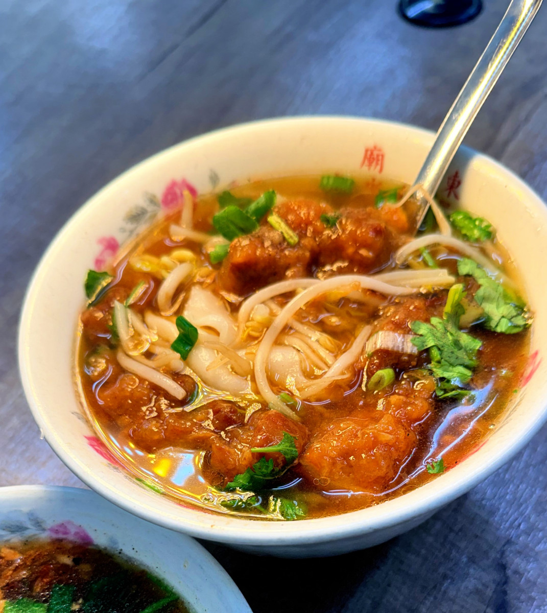 人氣美食部落客「羊羊」化身美食獵人!帶領大家深入充滿歷史底蘊的「艋舺夜市」。圖/臺北市市場處