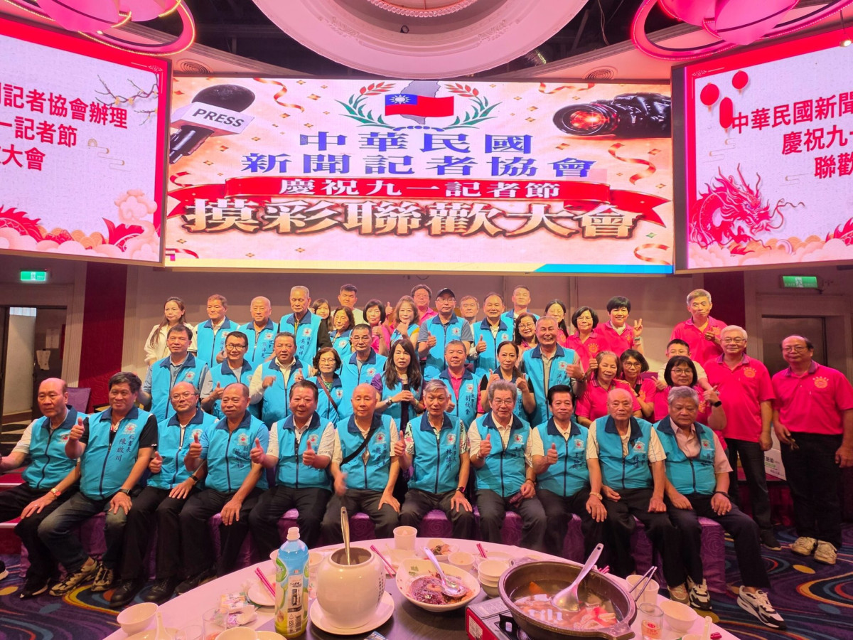 理事長林博洲率領全體理監事幹部合影