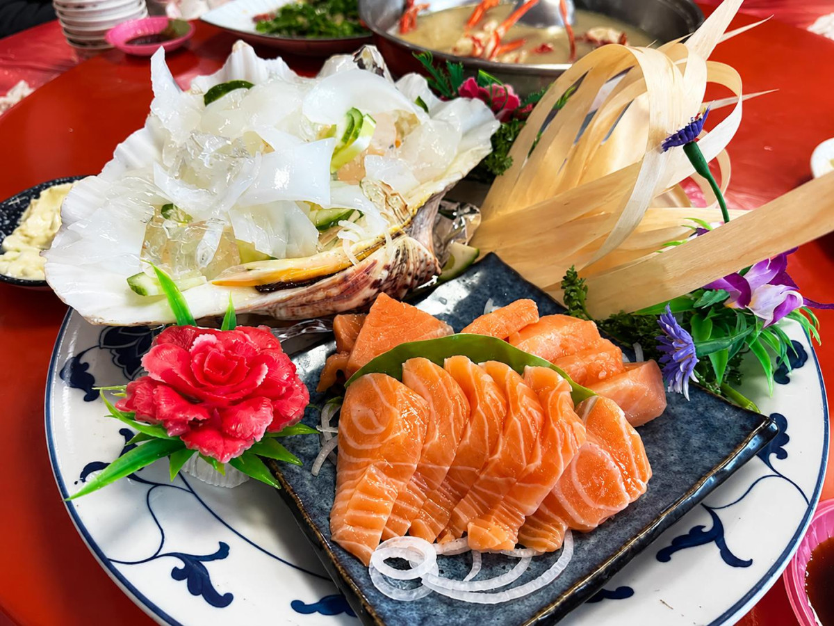 《阿本活海產》深耕和平島約三十年,由原店師傅接手經營,持續延續熟悉的海產料理風味(圖/業者提供)