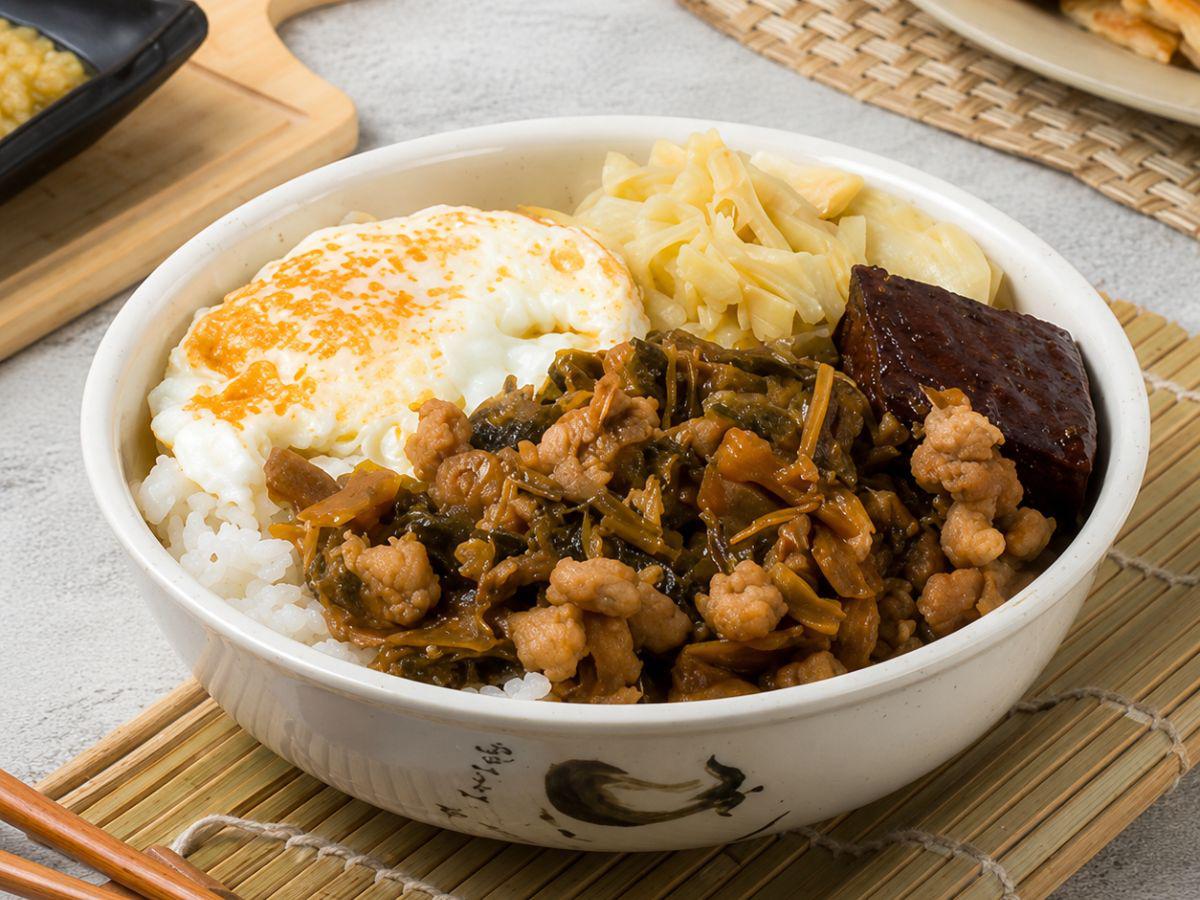 大園梅干肉燥飯將肉品先炒後滷，搭配梅干菜與偏甜醬汁，呈現鹹香濃郁帶甘甜的家常風味（圖/業者提供）