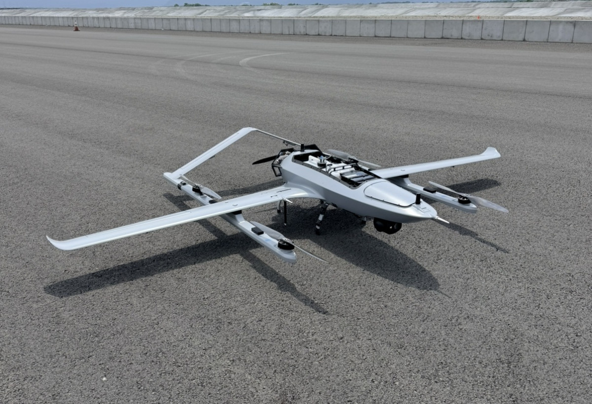 中光電智能機器人公司展示「無人機AI物件識別暨動態定位技術」,可即時辨識、追蹤並持續鎖定移動目標,同步回傳位置資訊,已取得國防部逾3,000架微型及監偵型無人機量產訂單,並與美國業者合作,產品進入警消市場