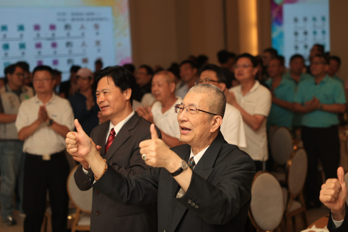 圓緣會創辦人湯發鉅博士與全體與會貴賓、志工及院生齊聲合唱《圓緣會會歌》,用歌聲傳遞愛心,現場氣氛溫馨動人。