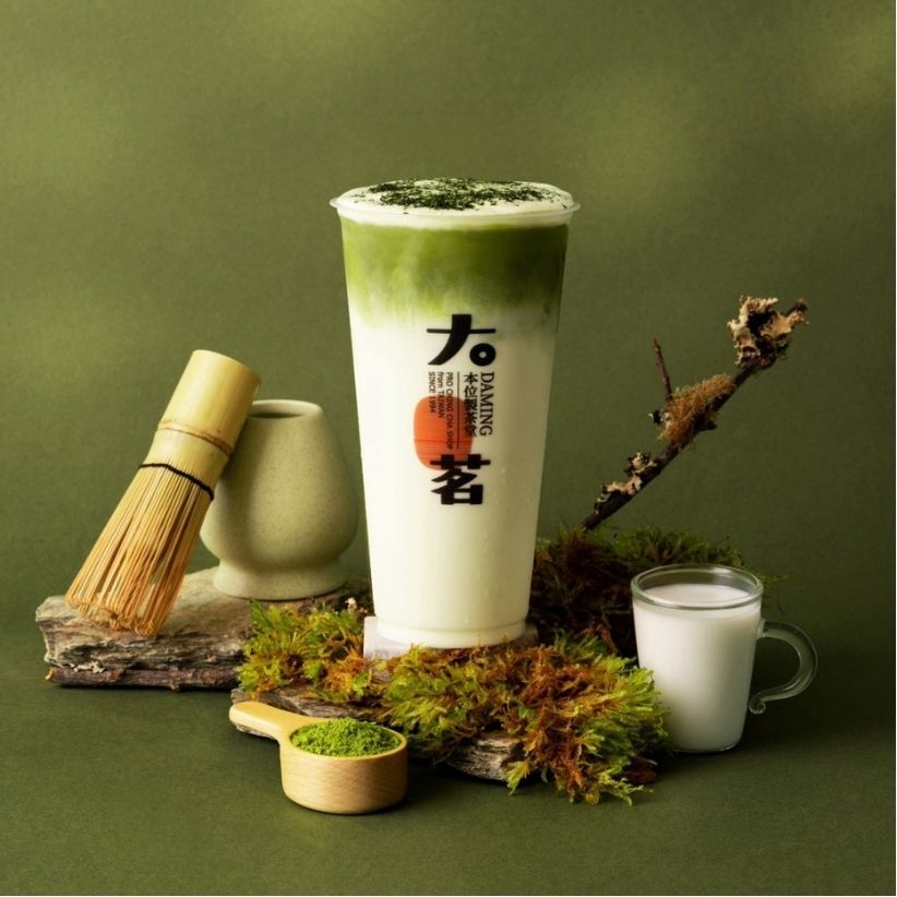 各家連鎖品牌紛紛跳脫傳統的「抹茶拿鐵」框架,透過奇特配料的研發與跨界聯名,為消費者帶來視覺與味覺的雙重衝擊。