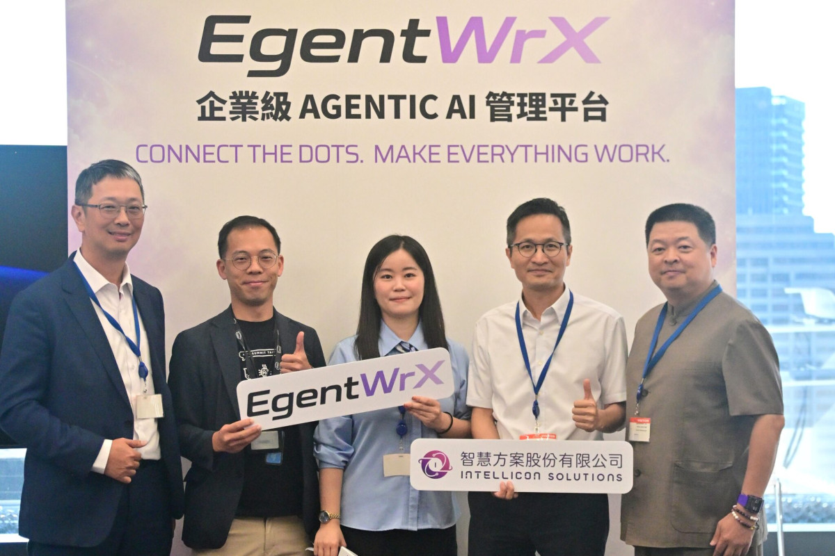 智慧方案 EgentWrX 發表會,左起為廣運集團董事長謝明凱、AWS 生成式 AI 資深市場推展經理楊書維、智慧方案營運長陳旻筠、智慧方案執行長陳慶蔚、旭榮集團執行董事黃冠華。