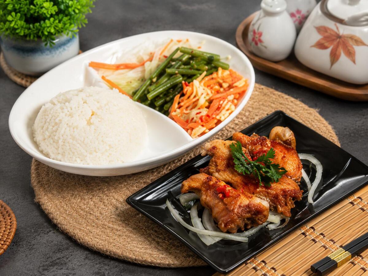 北屯天津路泰台融合的特色午晚餐 椒麻雞便當、五彩水餃與各式麵食強強聯名