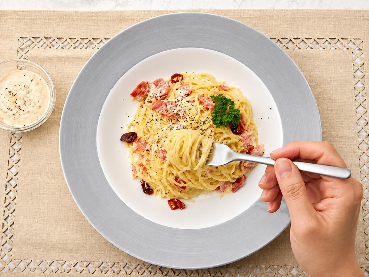藏在板橋民有街巷弄內的【義喵喵Pasta】,主打自製醬料與現點現做,提供義大利麵、燉飯及多種加點選擇(圖/業者提供)