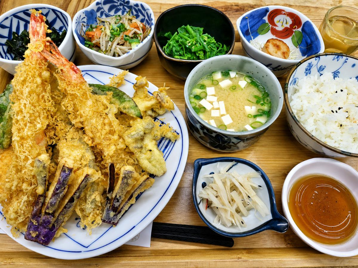 【山喜和食】以當季食材入菜,將鮮蝦與時蔬製成酥香天婦羅,搭配米飯、味噌湯與多款小菜,呈現完整日式定食風味(圖/業者提供)