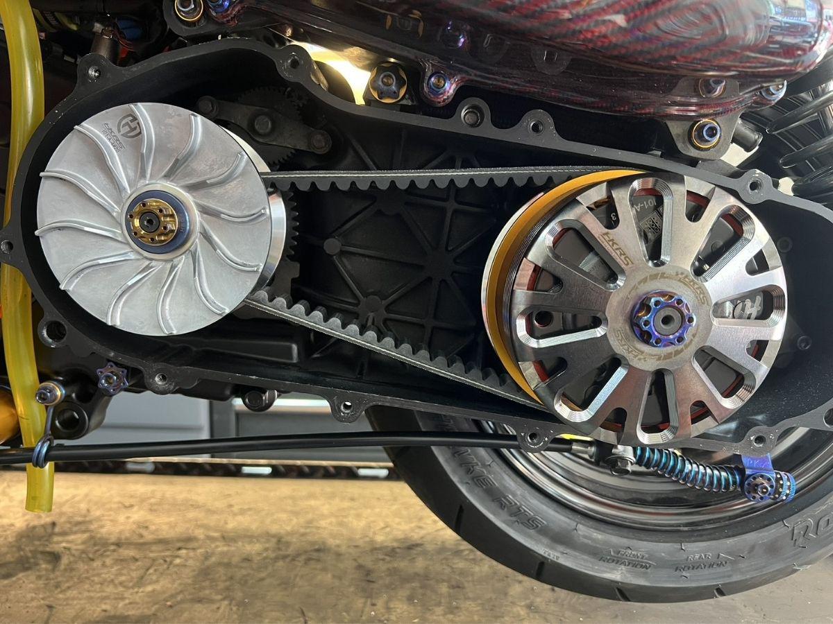 中壢機車行從學徒一路做到接店 把玩車興趣、熟客情分與橘色軍團文化延續下來