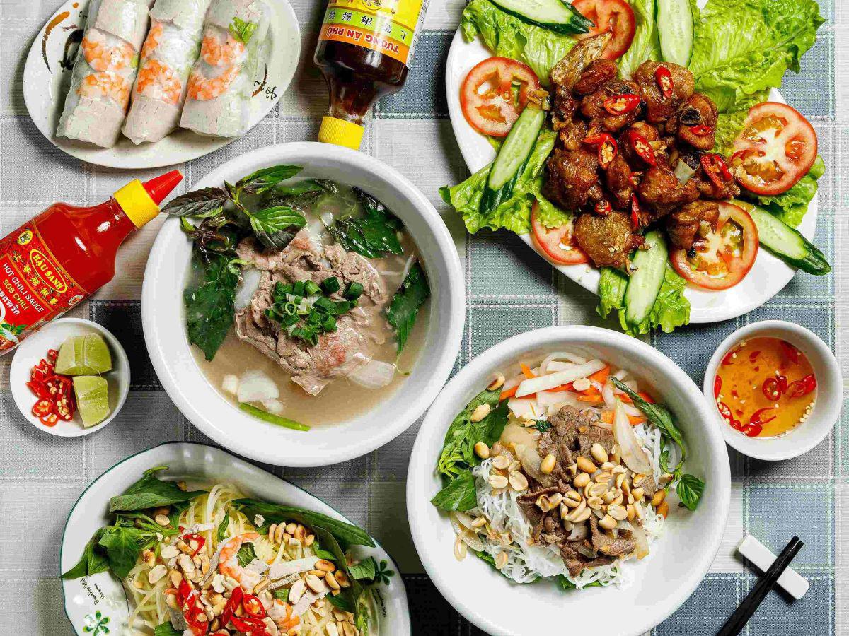樹林越南料理從河粉、生菜春捲到米線與肉類料理都有供應,一桌可同時呈現清爽、鹹香與飽足感兼具的異國風味(圖片來源:業者提供,經 ChatGPT 輔助局部修改)