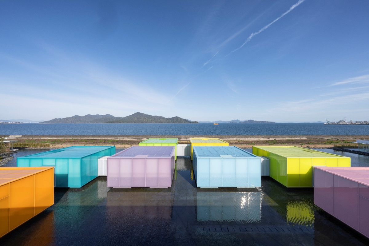 下瀨美術館以8座彩色展廳,勾勒海上的藝術風景。(圖片提供/廣島縣觀光聯盟)