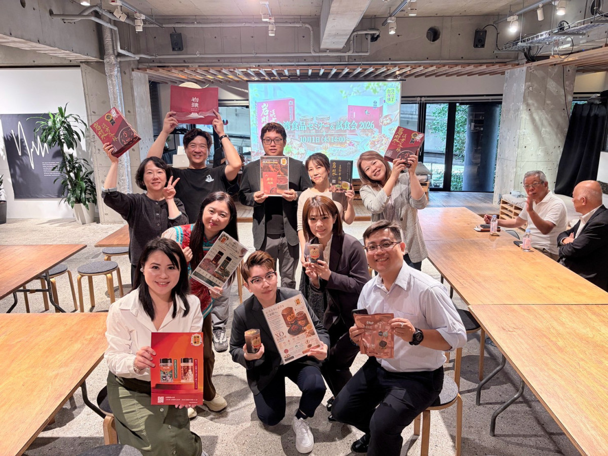 Ogami攜手「台灣屋台橫丁」集結七大台灣食品品牌進軍東京,與會夥伴手持特色商品合影,共同拓展日本市場商機。