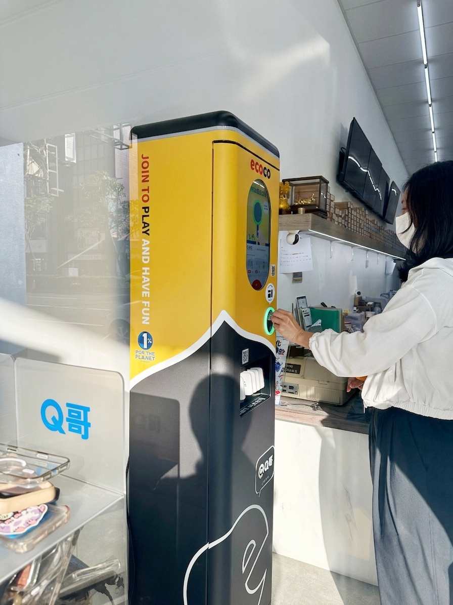 旅電攜手 ECOCO 推出複合式服務機,整合智慧廢電池回收與共享行動電源租借功能。