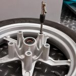 新市南科機車行從高中打工一路走到創業 明亮店面主打YAMAHA車款與日常車務