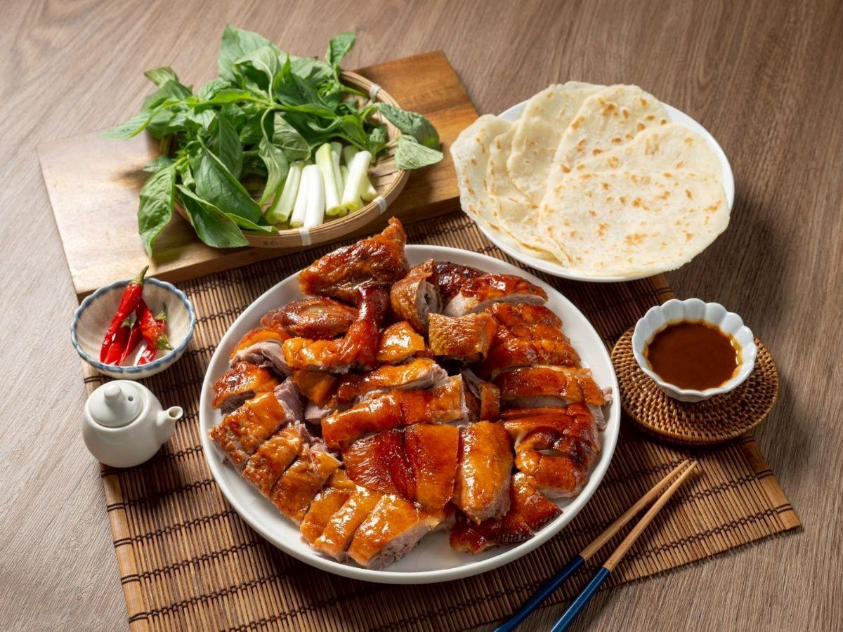 淋上自家煉製的純鴨油,新北【北城脆皮烤鴨 土城店】的多汁鴨肉層次豐富、鴨香濃郁(圖片來源:業者提供)