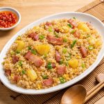 湖口民生街雞肉佐上香濃滷汁成為招牌 蔗香臘肉鳳梨炒飯呈現特殊煙燻果香