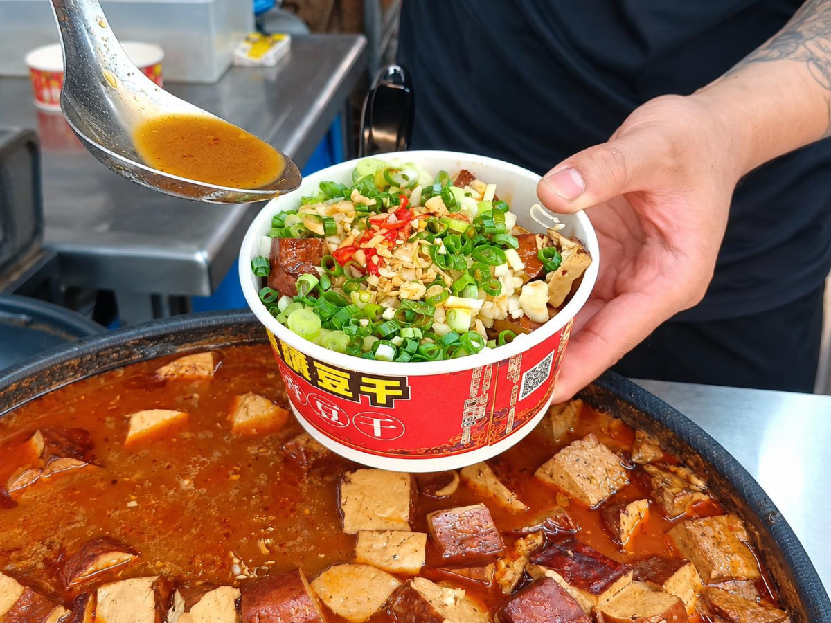 【胖達讚蒜香豆干】目前持續以蒜香豆干作為品牌核心,並依各據點實際經營狀況調整發展方向(圖片來源:業者提供,經 ChatGPT 輔助局部修改)