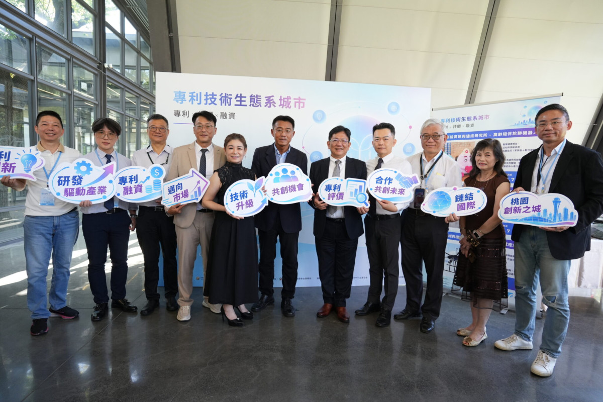 經濟部中小及新創企業署署長李冠志與貴賓合影,分享中小微企業轉型及新創輔導政策資源。