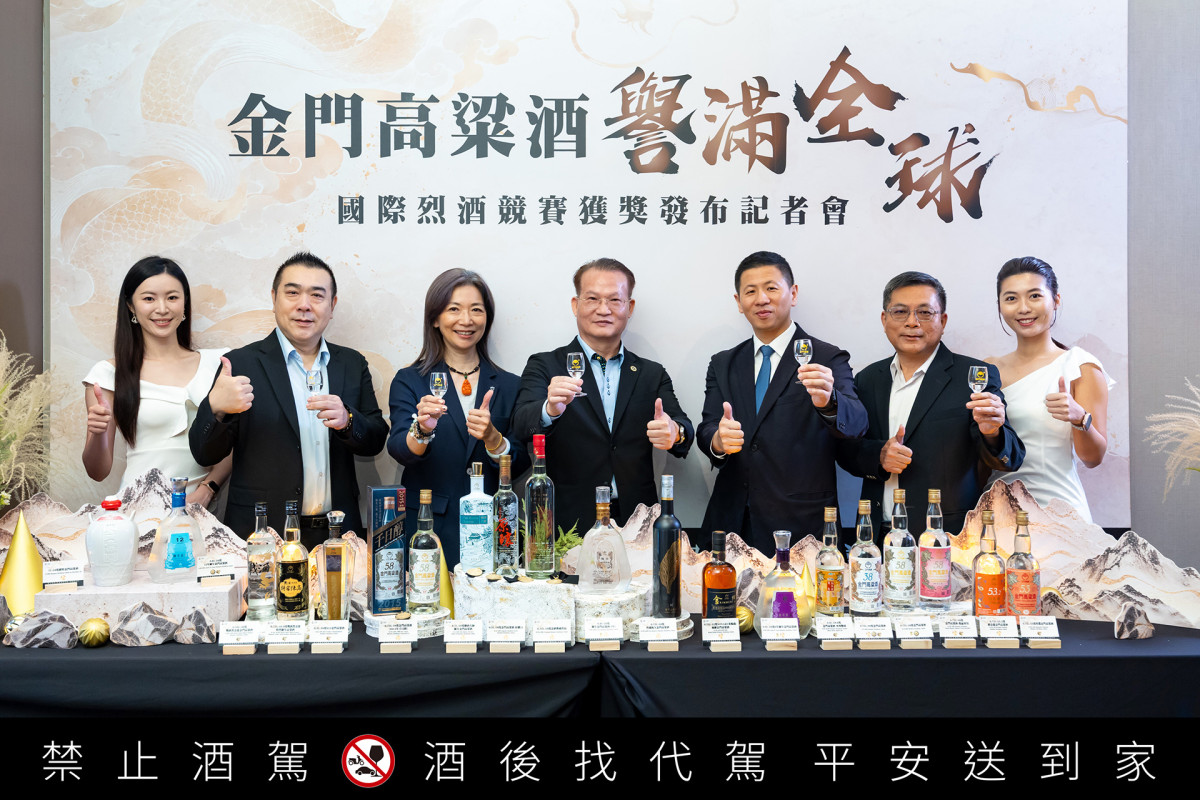 金門高粱酒譽滿全球,金門酒廠與經銷夥伴舉杯歡慶獲獎喜悅。金門酒廠營業副總經理 黃海山(左二)、昇恆昌副總經理 王平(左三) 、金門酒廠董事長吳昆璋(中)、金門酒廠總經理 王中聖(右三)、黑松公司處長 劉景森(右二)