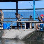 走進新北八里海釣場 考驗釣客看標技巧與搏魚技術  感受純海水池釣大物試煉場