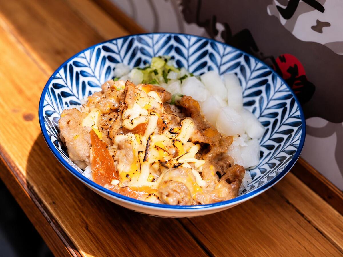 《游食堂丼飯、烏龍麵專賣》主打日式丼飯與烏龍麵,牛肉丼飯使用美國牛五花搭配醬汁與白飯,是店內主要餐點之一(圖片來源:業者提供,經 ChatGPT 輔助局部修改)