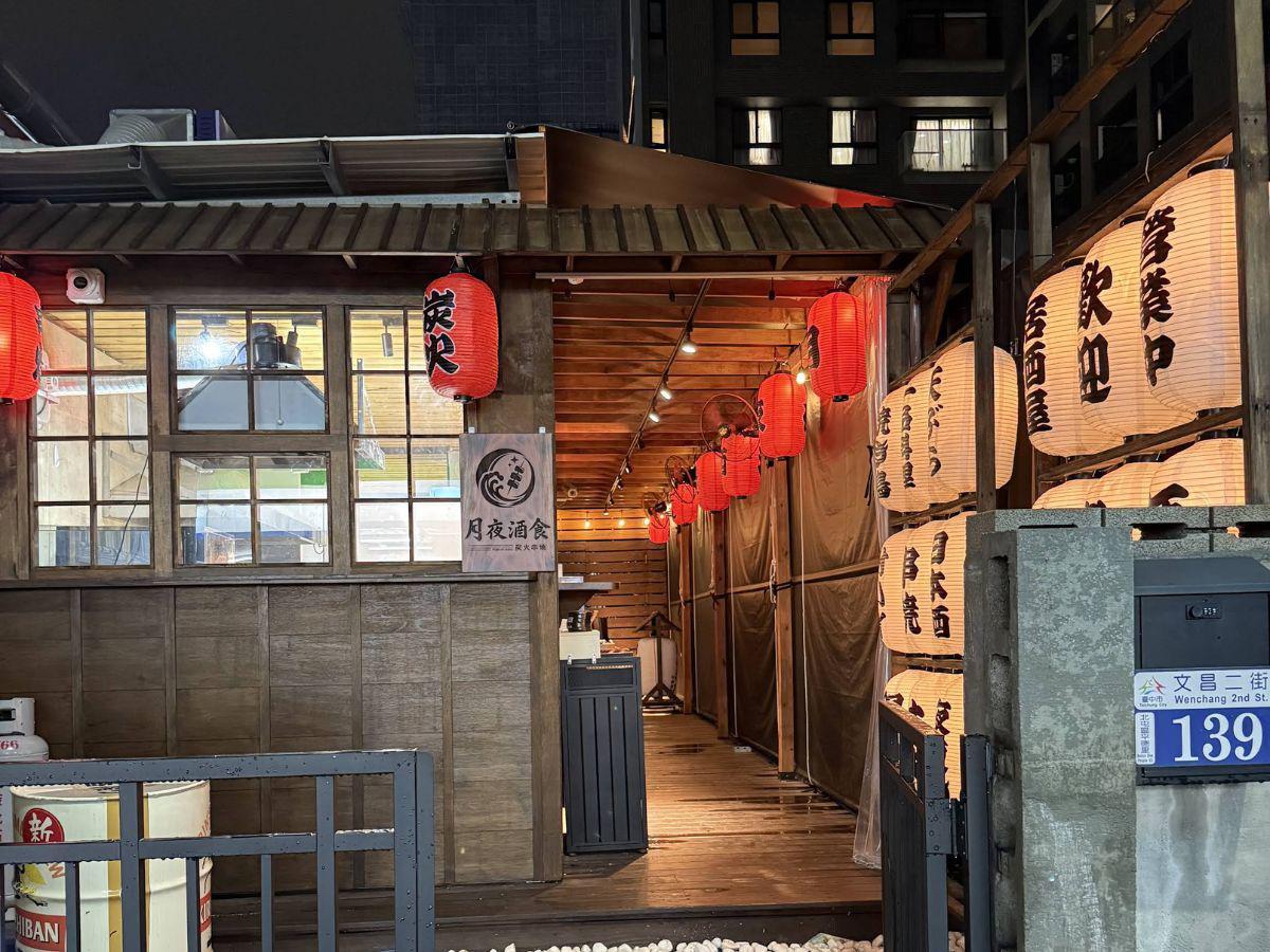 【月夜酒食】位於北屯文昌二街巷內，居酒屋木質門面搭配日式燈籠與招牌，從街景就能看出日系氛圍（圖片來源：業者提供）