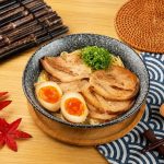 高雄前金拉麵店融入台灣特色風味 雞白湯搭配搭配鹽焗雞與炙燒叉燒豐富餐點層次