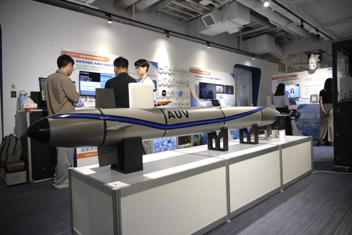 工研院「智慧海洋載具：水面無人船與水下偵測」整合自主航行、任務規劃與資料分析，展現水面及水下作業技術。