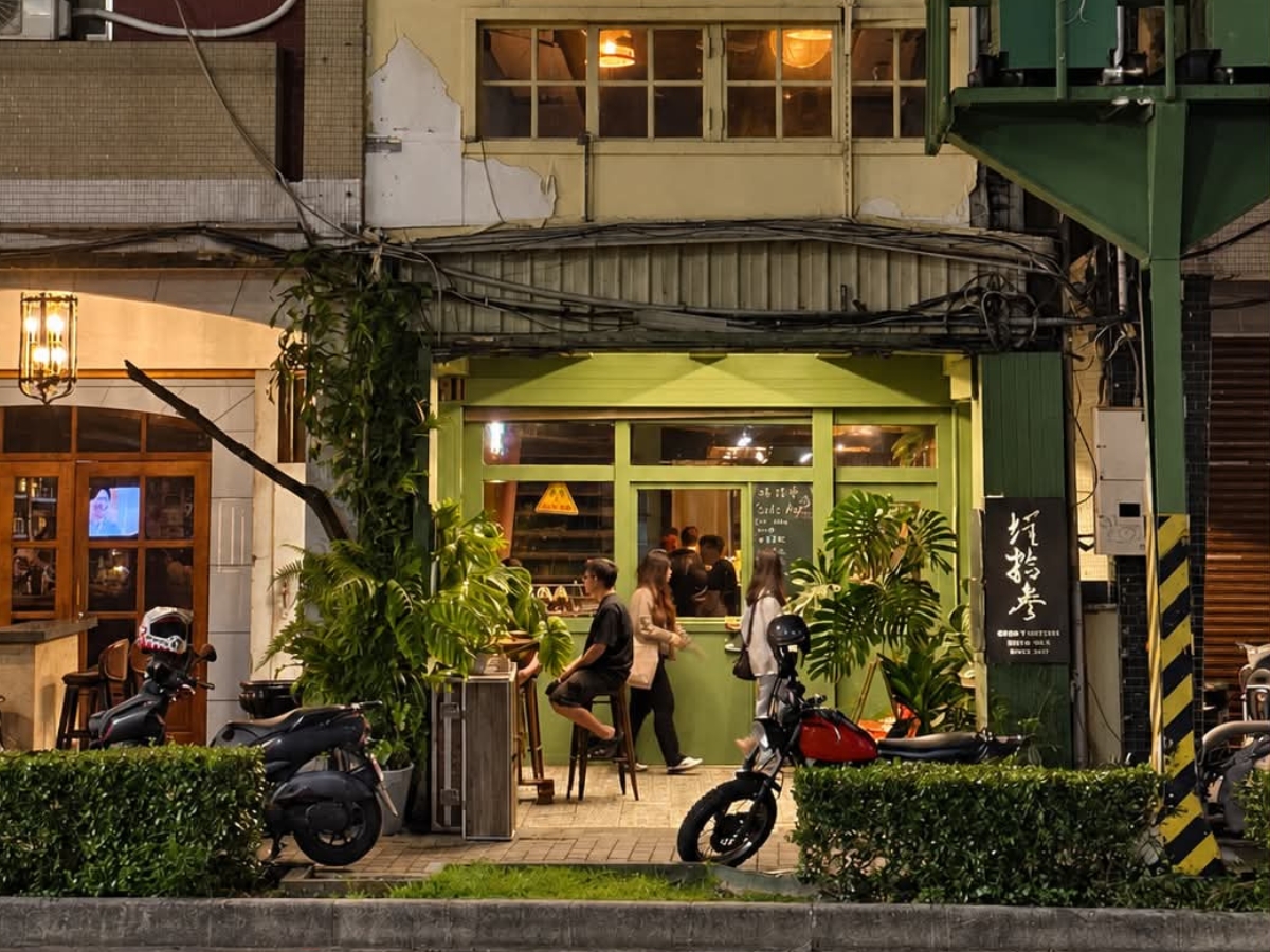 《埕拾參酒館》以鹽埕五福四路13號作為品牌據點,店名也直接呼應所在門牌,保留鮮明的地方連結(圖/業者提供)