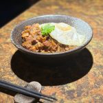 高雄鹽埕酒吧轉型深夜咖啡廳 保留復古吧台與多年餐飲經驗 重新融入在地生活