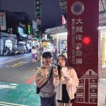大學生創作者「那個偉恩」走訪大龍夜市,分享蔥油餅及地瓜球等經典臺灣味小吃