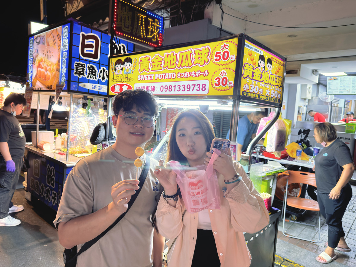 大學生創作者走訪大龍夜市,分享蔥油餅及地瓜球等經典臺灣味小吃。圖/臺北市市場處提供