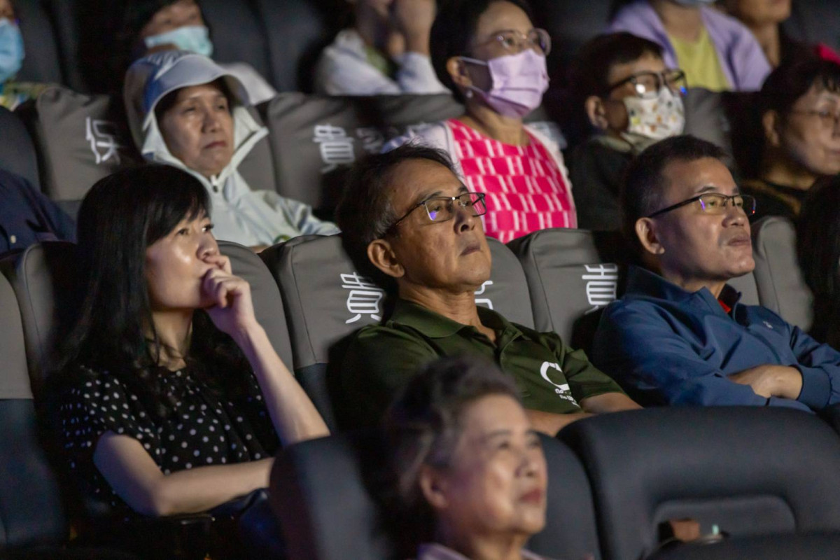 臺北市客家事務委員會主委及副主委與民眾一同觀看。圖/臺北市客家事務委員會提供